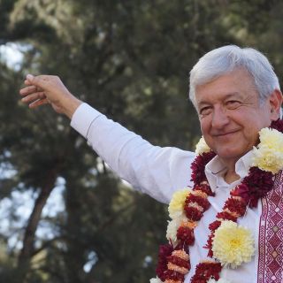 AMLO muestra hallazgo de pieza arqueológica en Tabasco