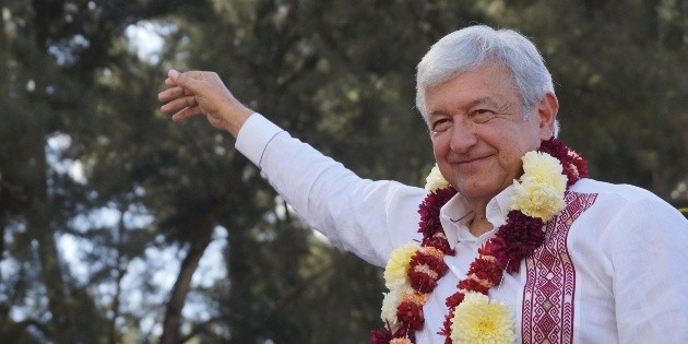 AMLO muestra hallazgo de pieza arqueol&oacute;gica en Tabasco