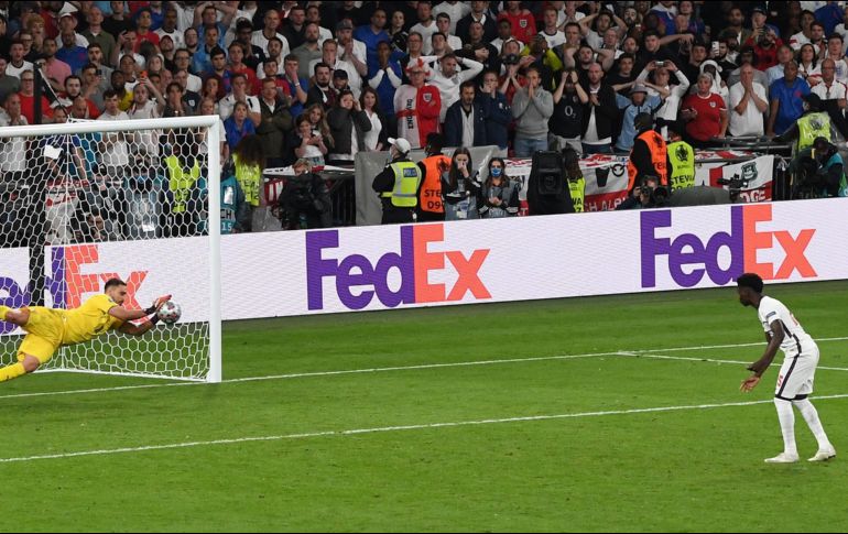 Inglaterra, con el fallo de Bukayo Saka o paradón de Donnaruma, se volvió a ir a casa con las manos vacías en una tanda. EFE/F. ARRIZABALAGA