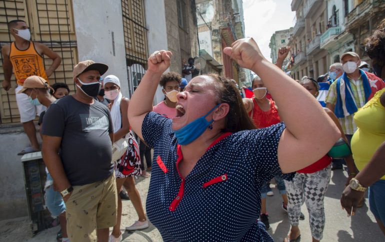 Una mujer grita en una protesta en La Habana en contra del gobierno de Cuba. AP/I. Francisco