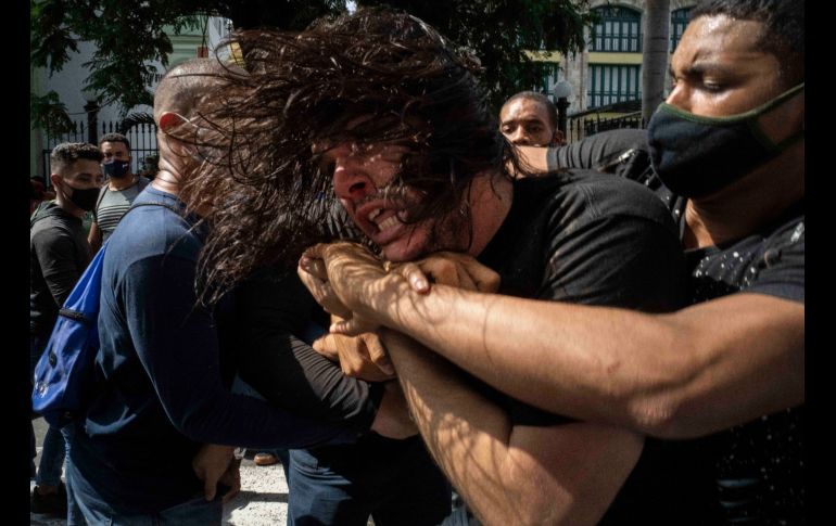Policías en atuendo de civil detienen a un manifestante en La Habana. AP/R. Espinosa
