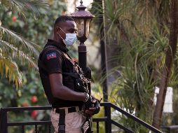 Un policía vigila afuera de donde el presidente interino de Haití, Claude Joseph, habla en una rueda de prensa hoy, en Puerto Príncipe. EFE/O. Barría