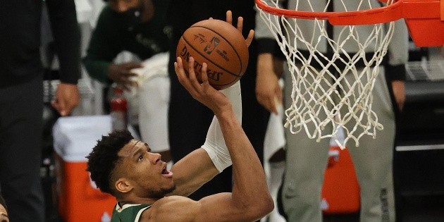NBA Playoffs 2021: Giannis Antetokounmpo lidera triunfo de Milwaukee en las Finales