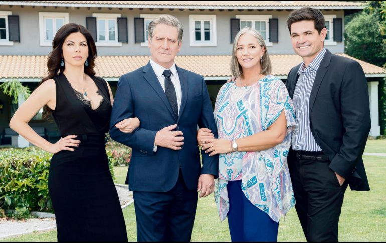 ELENCO. Vestida de negro, África Zavala posa junto a Leonardo Daniel, Gabriela Rivero y Ferdinando Valencia. CORTESÍA/ TELEVISA
