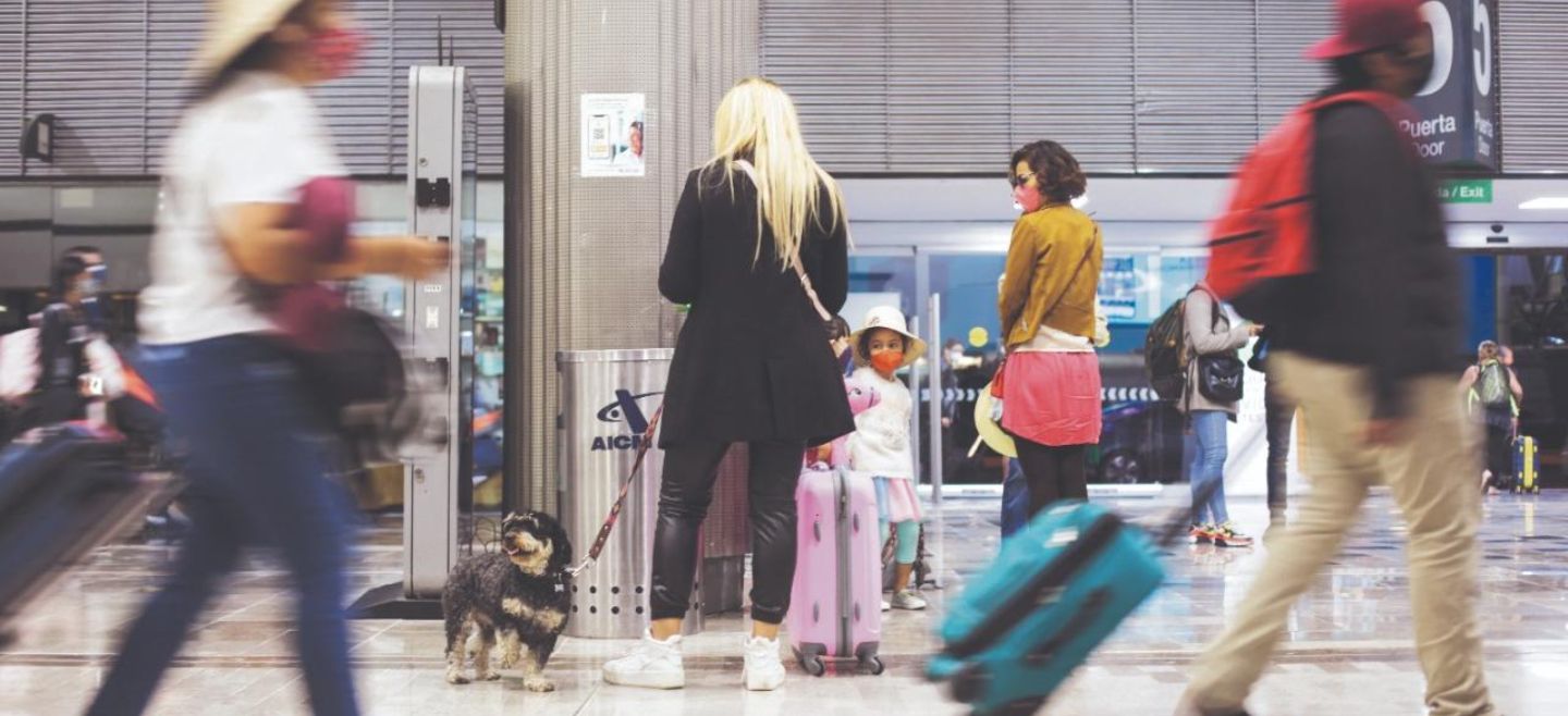 ESTRATEGIA.  La medición de temperatura,  gel  antibacterial y sana distancia es lo único obligatorio en los aeropuertos de México. SUN