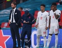 Marcus Rashford (D), Jadon Sancho (C) y Bukayo Saka entraron al final del partido, fallaron en los penales, y acabaron así con el sueño de un país que esperaba un gran título, 55 años después del Mundial 1966. AFP / L. Griffiths