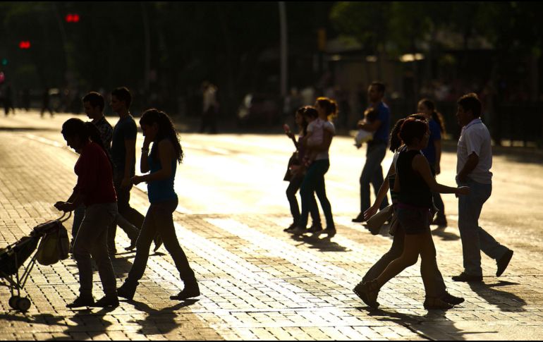 Como en cualquier época de calor, se pide a los ciudadanos mantenerse hidratados, evitar la exposición al sol sin protección solar, así como usar ropa ligera. EL INFORMADOR / ARCHIVO