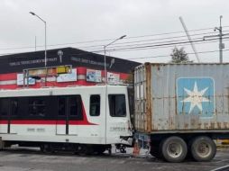 Según testigos, el conductor del tráiler le quiso ganarle el paso al operador del tren. ESPECIAL /