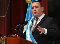 Acusan a Giammattei de malos manejos en el gasto público para atender la pandemia, retrasos en la llegada de vacunas anticovid y falta de medicinas en hospitales. AFP/ARCHIVO