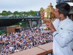 El serbio Novak Djokovic besa este domingo el trofeo que le acredita como ganador del Wimbledon 2021. EFE/B. Martin