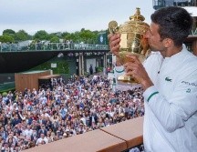El serbio Novak Djokovic besa este domingo el trofeo que le acredita como ganador del Wimbledon 2021. EFE/B. Martin