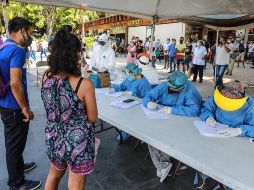 Ante el alza del número de contagios por COVID-19, grupos personas acuden desde muy temprano a realizarse pruebas contra el coronavirus en Acapulco, Guerrero. EFE/D. Guzmán