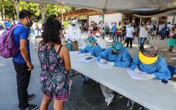 Ante el alza del número de contagios por COVID-19, grupos personas acuden desde muy temprano a realizarse pruebas contra el coronavirus en Acapulco, Guerrero. EFE/D. Guzmán