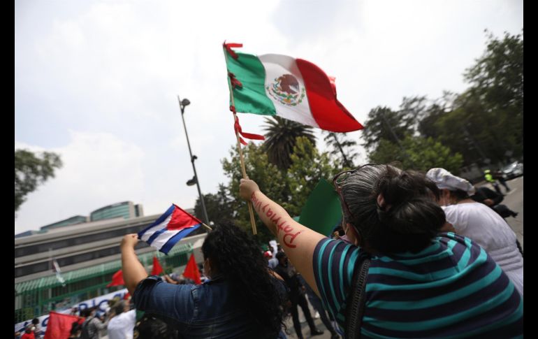 Cubanos radicados en México participan en la protesta . EFE/S. Gutiérrez