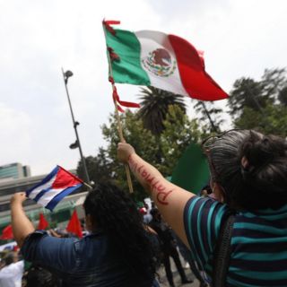 Manifestantes chocan en la Embajada de Cuba en México