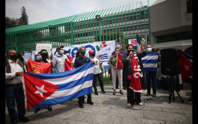 Cubanos radicados en México participan en la protesta . EFE/S. Gutiérrez