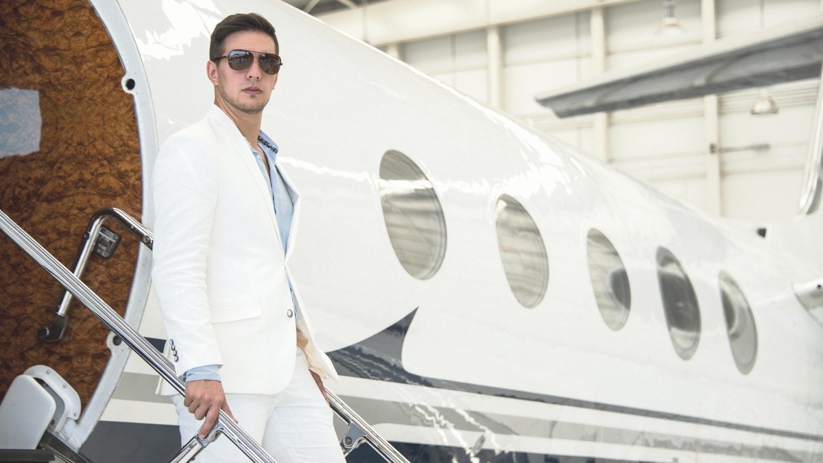 Vadhir Derbez Trabaja En Un Restaurante Mientras Pelea Con Bruce Willis El Informador