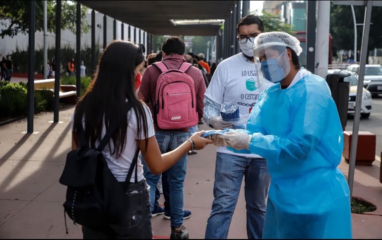 A pesar de que la mayor cantidad de contagios se da en jóvenes, los hospitalizados siguen siendo principalmente adultos mayores. EL INFORMADOR/Archivo