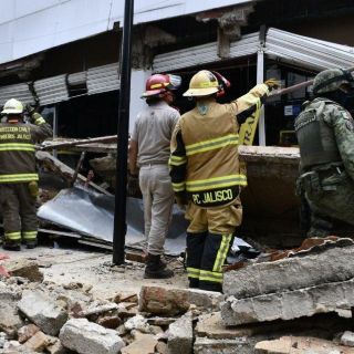 Colapsa marquesina en Centro de Guadalajara; hay un herido