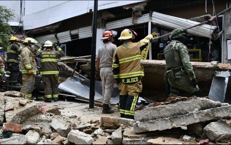 Elementos de Protección Civil de Guadalajara ya están en el lugar para ayudar en la remoción de escombros. ESPECIAL /