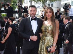 Julián Gil y Raquel Flores desfilando por la alfombra roja de Cannes. ESPECIAL /
