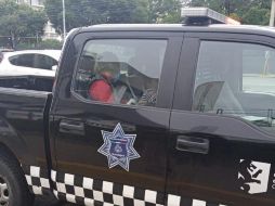 Cerca de las 9:00 horas, la mujer, de 74 años, se trasladó al lugar donde el menor era resguardado y tras identificarse como la abuela, se le hizo la entrega del menor. ESPECIAL /