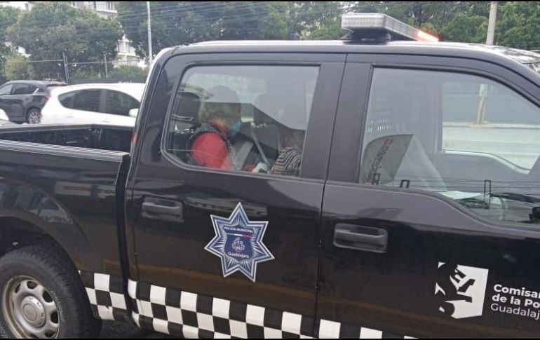 Cerca de las 9:00 horas, la mujer, de 74 años, se trasladó al lugar donde el menor era resguardado y tras identificarse como la abuela, se le hizo la entrega del menor. ESPECIAL /