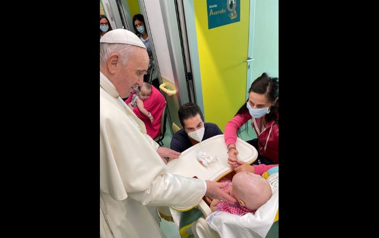 La visita al pabellón oncológico infantil de la Policlínica Gemelli, en el mismo piso 10 que la suite papal, ocurrió por la tarde. EFE/Sala Stampa Santa Sede