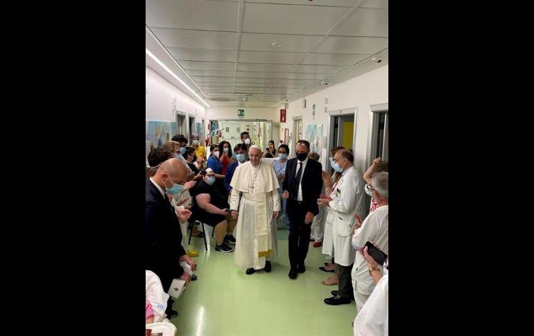 La visita al pabellón oncológico infantil de la Policlínica Gemelli, en el mismo piso 10 que la suite papal, ocurrió por la tarde. EFE/Sala Stampa Santa Sede