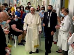 La visita al pabellón oncológico infantil de la Policlínica Gemelli, en el mismo piso 10 que la suite papal, ocurrió por la tarde. EFE/Sala Stampa Santa Sede