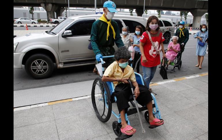 Tailandia notificó más de 353 mil 700 casos de coronavirus, la mayor parte de ellos detectados desde la última ola que comenzó en abril. EFE/N. Sangnak