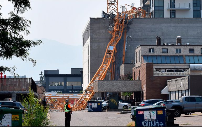 La persona desaparecida trabajaba en el edificio de oficinas y la Policía cree que sus restos han quedado sepultados bajo los escombros. AP/A. Waters