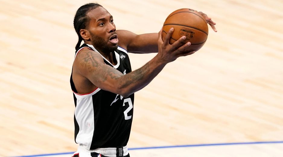 Ganador de dos anillos con los San Antonio Spurs y los Toronto Raptors, Leonard se lesionó en la rodilla derecha en el cuarto partido de la semifinal de la Conferencia Oeste ante los Utah Jazz. AFP/ARCHIVO