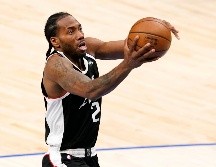 Ganador de dos anillos con los San Antonio Spurs y los Toronto Raptors, Leonard se lesionó en la rodilla derecha en el cuarto partido de la semifinal de la Conferencia Oeste ante los Utah Jazz. AFP/ARCHIVO