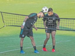 CORONA Y ÁLVAREZ. Ambos jugadores estarán en el ataque de la oncena azteca cuando jueguen la segunda ronda del torneo de Concacaf en suelo estadounidense. TWITTER / @MISELECCION