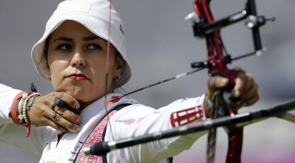 ORGULLO TRICOLOR. La mexicana no se colgó la presea dorada en los Juegos Olímpicos londinenses por una diferencia milimétrica. AP
