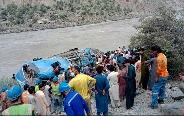 ACCIDENTE. Así quedó el autobús accidentado, donde murieron 13 personas. AP