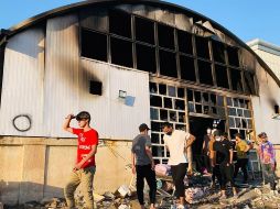 FATAL. Cuerpos rescatistas investigan cuerpos calcinados y atrapados dentro de los escombros del hospital. EFE