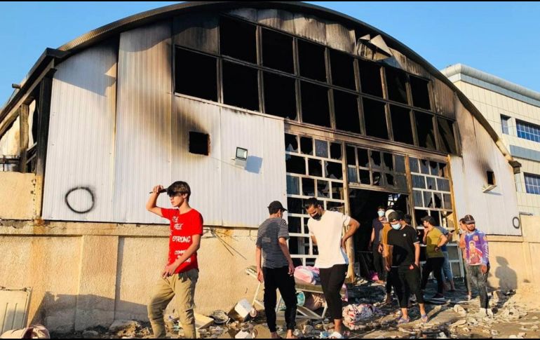 FATAL. Cuerpos rescatistas investigan cuerpos calcinados y atrapados dentro de los escombros del hospital. EFE