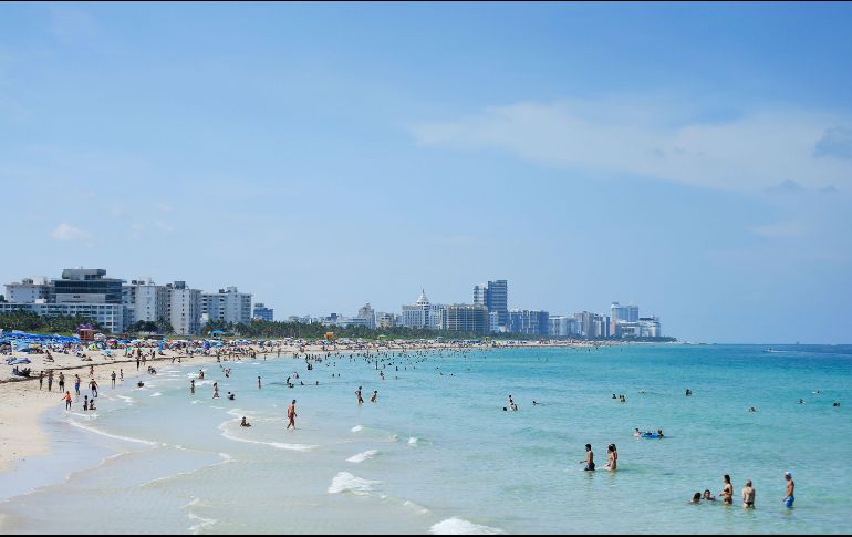El republicano Ron DeSantis ha puesto a la venta una línea de camisetas y otros productos promocionales con su nombre y leyendas en contra del epidemiólogo Anthony Fauci y sus medidas contra la pandemia. AFP / ARCHIVO