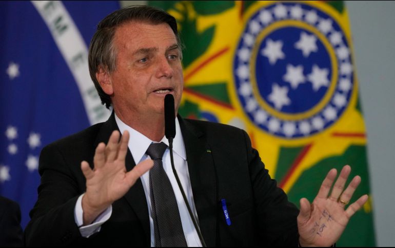 Bolsonaro, de 66 años, se viene quejando públicamente de un hipo persistente desde la semana pasada, después de someterse a una cirugía de implante dental. AP / ARCHIVO