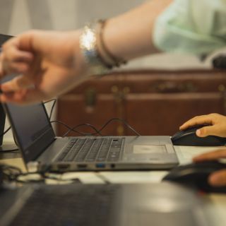 Maestra regaña a padres por celebrar que alumnos pasaran ¡de panzazo!