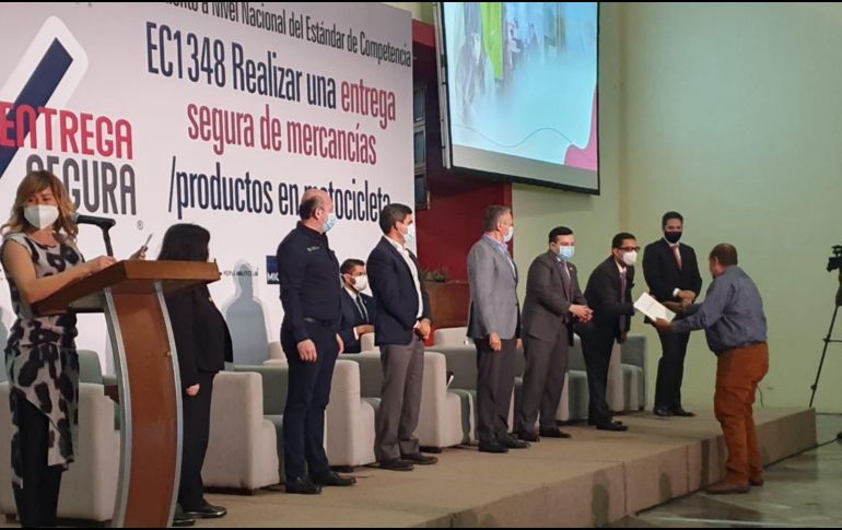 Este miércoles, los primeros 13 repartidores fueron certificados durante una presentación en la Cámara de Comercio de Guadalajara. EL INFORMADOR / Y. Mora