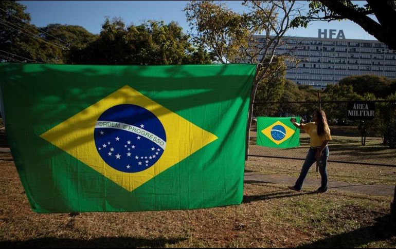 Simpatizantes del presidente de Brasil, Jair Bolsonaro, realizan una vigilia frente al Hospital de las Fuerzas Armadas (HFA), donde el mandatario se encuentra hospitalizado. EFE/J. Alves