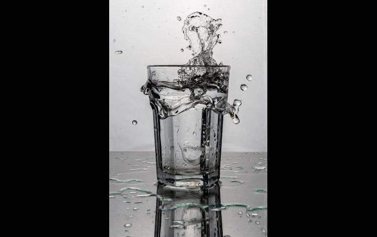 Siempre ten agua a la mano en todas tus actividades / Photo by Nicolas Ruiz on Unsplash