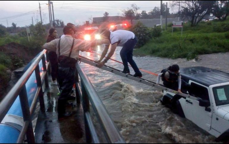 La pareja rescatada no fue dañada por el incidente. ESPECIAL