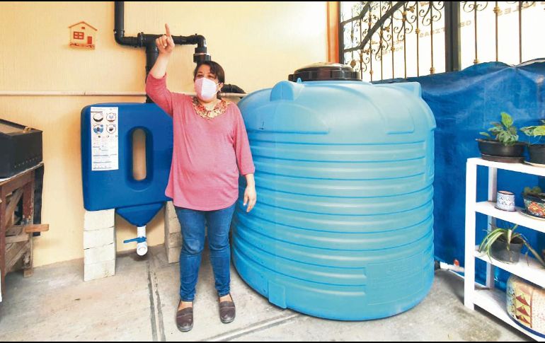 Elvia aprovechó la lluvia del martes y con el agua que cayó llenó una cisterna y el aljibe. EL INFORMADOR/R. Bobadilla