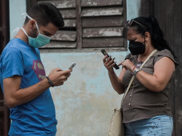 Quizá ya te has percatado de que tu datos móviles se agotan muy rápido, al poco tiempo de haber hecho alguna recarga, y lo peor es que sientes que casi no los has utilizado. AFP / Y. Lage