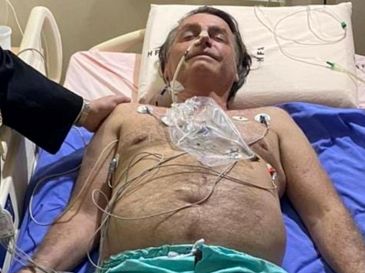 El propio Bolsonaro, en un mensaje en su perfil de Twitter, afirmó que la complicación sería consecuencia del atentado que sufrió en 2018, en medio de la campaña electoral que lo llevó al poder, cuando fue acuchillado en el abdomen. TWITTER / @jairbolsonaro