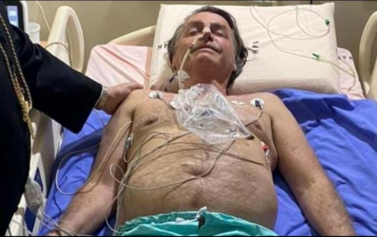 El propio Bolsonaro, en un mensaje en su perfil de Twitter, afirmó que la complicación sería consecuencia del atentado que sufrió en 2018, en medio de la campaña electoral que lo llevó al poder, cuando fue acuchillado en el abdomen. TWITTER / @jairbolsonaro